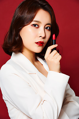 포토 JPG 스튜디오촬영 여자 실내 관리 한명 들기 정장 상반신 20대 성인 옆모습 화장 뷰티 화장품 한국인 립스틱 피부 빨간배경 의료성형뷰티 성인여자한명만 국내포토 1 옷 뷰포인트 백그라운드 모션 사람 동양인 청년 내부 신체부위 빨간색 여자한명만 성인여자만 파일형식