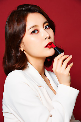 포토 JPG 스튜디오촬영 여자 실내 관리 한명 들기 정장 상반신 20대 성인 옆모습 화장 뷰티 화장품 한국인 립스틱 피부 빨간배경 의료성형뷰티 성인여자한명만 국내포토 1 옷 뷰포인트 백그라운드 모션 사람 동양인 청년 내부 신체부위 빨간색 여자한명만 성인여자만 파일형식
