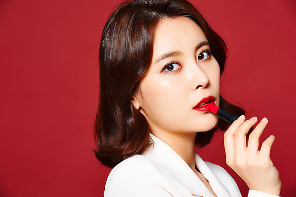포토 JPG 스튜디오촬영 여자 실내 관리 한명 들기 정장 상반신 20대 성인 옆모습 화장 뷰티 화장품 한국인 립스틱 피부 빨간배경 의료성형뷰티 성인여자한명만 국내포토 1 옷 뷰포인트 백그라운드 모션 사람 동양인 청년 내부 신체부위 빨간색 여자한명만 성인여자만 파일형식