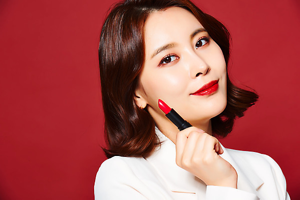 포토 JPG 스튜디오촬영 여자 실내 관리 한명 들기 정장 상반신 20대 성인 옆모습 화장 뷰티 화장품 한국인 립스틱 피부 빨간배경 의료성형뷰티 성인여자한명만 국내포토 1 옷 뷰포인트 백그라운드 모션 사람 동양인 청년 내부 신체부위 빨간색 여자한명만 성인여자만 파일형식