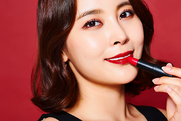 포토 JPG 스튜디오촬영 여자 얼굴 실내 관리 한명 미소 들기 상반신 20대 성인 앞모습 화장 뷰티 섹시 화장품 한국인 립스틱 피부 빨간배경 의료성형뷰티 성인여자한명만 국내포토 1 뷰포인트 백그라운드 컨셉 모션 표정 사람 동양인 청년 내부 신체부위 빨간색 여자한명만 성인여자만 파일형식