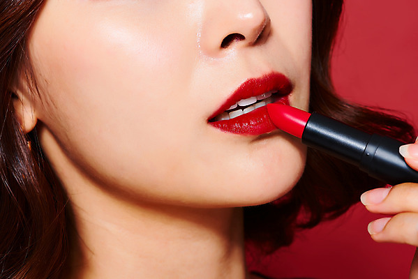 포토 JPG 스튜디오촬영 여자 실내 관리 한명 들기 근접촬영 상반신 20대 성인 앞모습 화장 뷰티 섹시 화장품 한국인 립스틱 피부 입술 빨간배경 의료성형뷰티 성인여자한명만 국내포토 1 뷰포인트 백그라운드 컨셉 모션 사람 동양인 청년 내부 신체부위 빨간색 여자한명만 성인여자만 파일형식