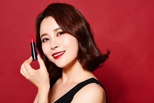 포토 JPG 스튜디오촬영 여자 얼굴 실내 관리 한명 미소 들기 상반신 20대 성인 앞모습 화장 뷰티 섹시 화장품 한국인 립스틱 피부 빨간배경 의료성형뷰티 성인여자한명만 국내포토 1 뷰포인트 백그라운드 컨셉 모션 표정 사람 동양인 청년 내부 신체부위 빨간색 여자한명만 성인여자만 파일형식