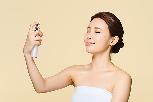 포토 JPG 스튜디오촬영 여자 실내 관리 한명 들기 상반신 20대 성인 옆모습 화장 뷰티 화장품 한국인 피부 노란배경 미스트 의료성형뷰티 성인여자한명만 국내포토 1 뷰포인트 백그라운드 모션 사람 동양인 청년 내부 신체부위 노란색 여자한명만 성인여자만 파일형식