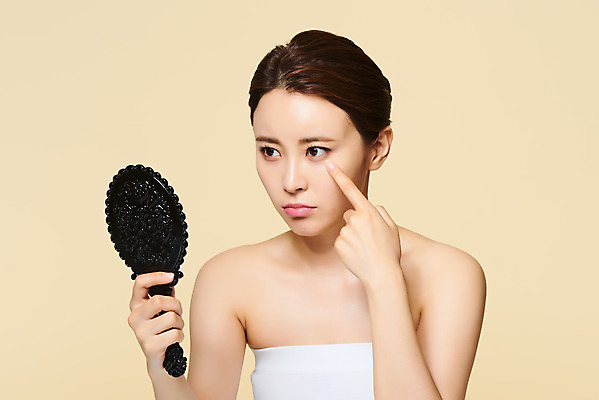 포토 JPG 스튜디오촬영 응시 여자 실내 관리 한명 들기 상반신 20대 성인 앞모습 화장 뷰티 화장품 거울 한국인 피부 노란배경 의료성형뷰티 성인여자한명만 국내포토 1 시선 뷰포인트 백그라운드 모션 사람 동양인 청년 내부 신체부위 노란색 여자한명만 성인여자만 파일형식