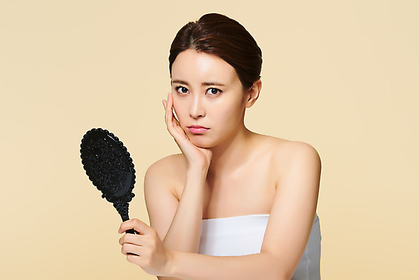 포토 JPG 스튜디오촬영 응시 여자 실내 관리 한명 들기 상반신 20대 성인 앞모습 화장 뷰티 화장품 거울 한국인 피부 고민 노란배경 의료성형뷰티 성인여자한명만 국내포토 1 시선 감정 뷰포인트 백그라운드 모션 사람 동양인 청년 내부 신체부위 노란색 여자한명만 성인여자만 파일형식