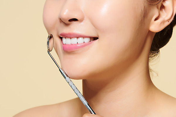 포토 JPG 스튜디오촬영 여자 실내 치과 관리 한명 들기 근접촬영 상반신 20대 성인 옆모습 화장 뷰티 화장품 한국인 치아 피부 입술 노란배경 의료성형뷰티 성인여자한명만 국내포토 1 뷰포인트 백그라운드 모션 병원 사람 동양인 청년 내부 신체부위 노란색 소화기관 여자한명만 성인여자만 파일형식