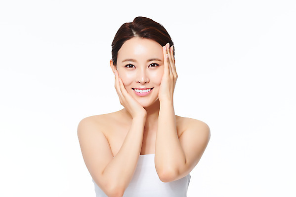 포토 JPG 스튜디오촬영 여자 실내 관리 한명 미소 상반신 20대 성인 앞모습 화장 뷰티 화장품 한국인 성형수술 피부 순수 피부관리 흰배경 바르기 의료성형뷰티 성인여자한명만 국내포토 1 뷰포인트 백그라운드 컨셉 모션 표정 사람 동양인 청년 내부 신체부위 흰색 수술 여자한명만 성인여자만 파일형식