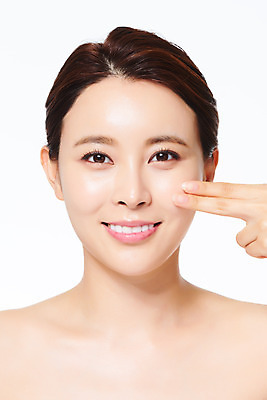 포토 JPG 스튜디오촬영 여자 실내 관리 한명 미소 상반신 20대 성인 앞모습 화장 뷰티 화장품 한국인 성형수술 피부 순수 피부관리 흰배경 바르기 의료성형뷰티 성인여자한명만 국내포토 1 뷰포인트 백그라운드 컨셉 모션 표정 사람 동양인 청년 내부 신체부위 흰색 수술 여자한명만 성인여자만 파일형식