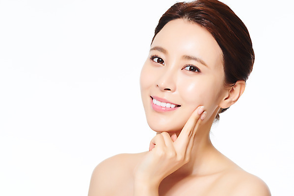 포토 JPG 스튜디오촬영 여자 실내 관리 한명 미소 상반신 20대 성인 앞모습 화장 뷰티 화장품 한국인 성형수술 피부 순수 피부관리 흰배경 바르기 의료성형뷰티 성인여자한명만 국내포토 1 뷰포인트 백그라운드 컨셉 모션 표정 사람 동양인 청년 내부 신체부위 흰색 수술 여자한명만 성인여자만 파일형식