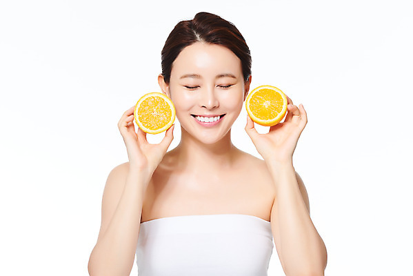 포토 JPG 스튜디오촬영 여자 오렌지 과일 실내 관리 한명 미소 들기 상반신 20대 성인 앞모습 화장 뷰티 화장품 한국인 성형수술 피부 순수 피부관리 흰배경 상큼 의료성형뷰티 성인여자한명만 국내포토 1 뷰포인트 백그라운드 컨셉 모션 표정 사람 동양인 청년 내부 신체부위 흰색 수술 여자한명만 성인여자만 파일형식
