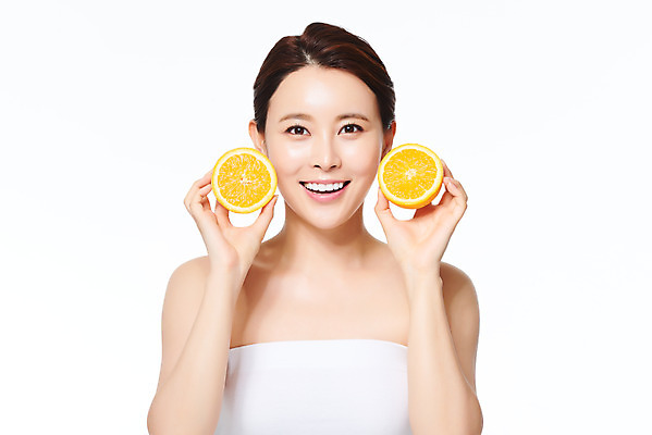 포토 JPG 스튜디오촬영 여자 오렌지 과일 실내 관리 한명 미소 들기 상반신 20대 성인 앞모습 화장 뷰티 화장품 한국인 성형수술 피부 순수 피부관리 흰배경 상큼 의료성형뷰티 성인여자한명만 국내포토 1 뷰포인트 백그라운드 컨셉 모션 표정 사람 동양인 청년 내부 신체부위 흰색 수술 여자한명만 성인여자만 파일형식