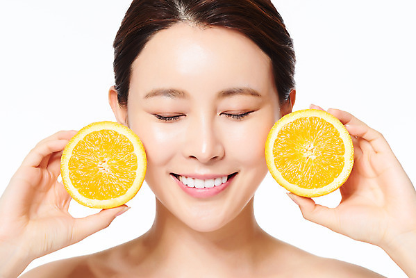 포토 JPG 스튜디오촬영 여자 얼굴 오렌지 과일 실내 관리 한명 미소 들기 근접촬영 상반신 20대 성인 앞모습 화장 뷰티 화장품 한국인 성형수술 피부 순수 피부관리 흰배경 상큼 의료성형뷰티 성인여자한명만 국내포토 1 뷰포인트 백그라운드 컨셉 모션 표정 사람 동양인 청년 내부 신체부위 흰색 수술 여자한명만 성인여자만 파일형식