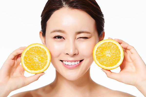 포토 JPG 스튜디오촬영 여자 얼굴 오렌지 과일 실내 관리 한명 미소 들기 근접촬영 상반신 20대 성인 앞모습 화장 뷰티 화장품 한국인 성형수술 피부 순수 피부관리 흰배경 상큼 의료성형뷰티 성인여자한명만 국내포토 1 뷰포인트 백그라운드 컨셉 모션 표정 사람 동양인 청년 내부 신체부위 흰색 수술 여자한명만 성인여자만 파일형식