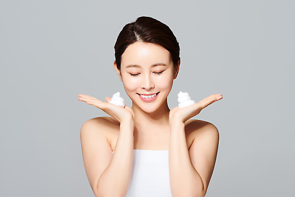 포토 JPG 스튜디오촬영 여자 회색배경 실내 관리 한명 미소 상반신 20대 성인 앞모습 화장 뷰티 화장품 한국인 성형수술 피부 순수 피부관리 클렌징폼 의료성형뷰티 성인여자한명만 국내포토 1 뷰포인트 백그라운드 컨셉 표정 사람 동양인 청년 내부 신체부위 회색 수술 세안용품 여자한명만 성인여자만 파일형식