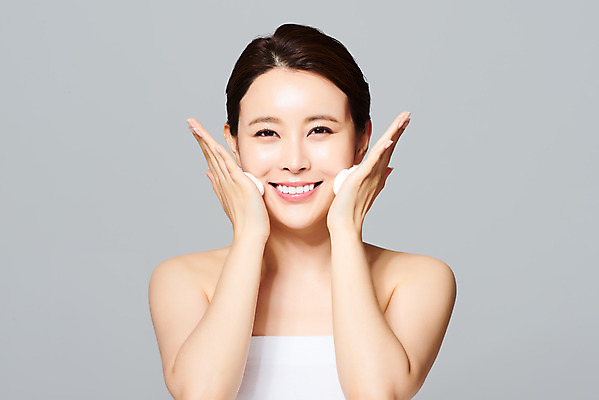 포토 JPG 스튜디오촬영 여자 회색배경 실내 관리 한명 미소 상반신 20대 성인 앞모습 화장 뷰티 화장품 한국인 성형수술 피부 순수 피부관리 클렌징폼 의료성형뷰티 성인여자한명만 국내포토 1 뷰포인트 백그라운드 컨셉 표정 사람 동양인 청년 내부 신체부위 회색 수술 세안용품 여자한명만 성인여자만 파일형식