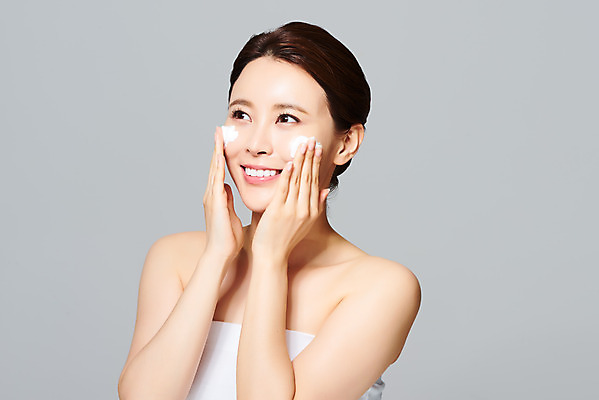 포토 JPG 스튜디오촬영 여자 회색배경 실내 관리 한명 미소 상반신 20대 성인 앞모습 화장 뷰티 화장품 한국인 성형수술 피부 순수 피부관리 클렌징폼 의료성형뷰티 성인여자한명만 국내포토 1 뷰포인트 백그라운드 컨셉 표정 사람 동양인 청년 내부 신체부위 회색 수술 세안용품 여자한명만 성인여자만 파일형식