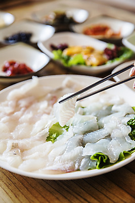 포토 JPG 바다 젓가락 한국 실내 어류 근접촬영 사람없음 아웃포커스 관광지 항구 식당 회 충청남도 충청도 국내여행 서해안 보령 도다리 무창포항 국내포토 아시아 음식 뷰포인트 여행 교통시설 촬영기법 수저 내부 상점 수중동물 파일형식