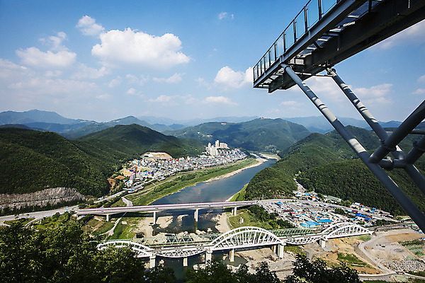 포토 JPG 주간 도로 하늘 산 한국 풍경 사람없음 야외 관광지 강 충청도 충청북도 국내여행 단양 단양스카이워크 국내포토 자연요소 아시아 길 여행 교통시설 랜드마크 파일형식