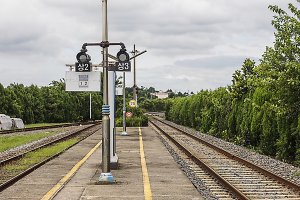 포토 JPG 주간 한국 풍경 사람없음 야외 관광지 기찻길 기차 표지판 충청남도 플랫폼 기차역 충청도 국내여행 보령 간이역 청소역 국내포토 자연요소 아시아 육상교통 여행 교통시설 대중교통 알림판 역 파일형식