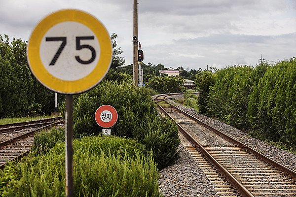 포토 JPG 주간 한국 풍경 근접촬영 사람없음 야외 관광지 기찻길 기차 표지판 충청남도 플랫폼 기차역 충청도 국내여행 보령 간이역 청소역 국내포토 자연요소 아시아 육상교통 뷰포인트 여행 교통시설 대중교통 알림판 역 파일형식