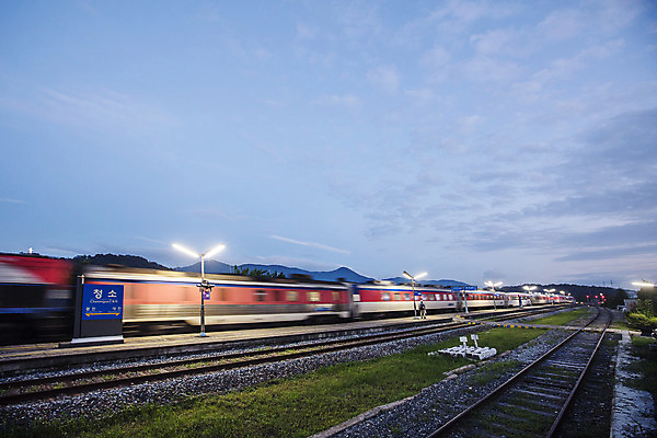 포토 JPG 주간 구름 하늘 한국 풍경 사람없음 야외 관광지 기찻길 기차 표지판 충청남도 플랫폼 기차역 충청도 국내여행 보령 간이역 청소역 국내포토 자연요소 아시아 육상교통 여행 교통시설 대중교통 알림판 역 파일형식