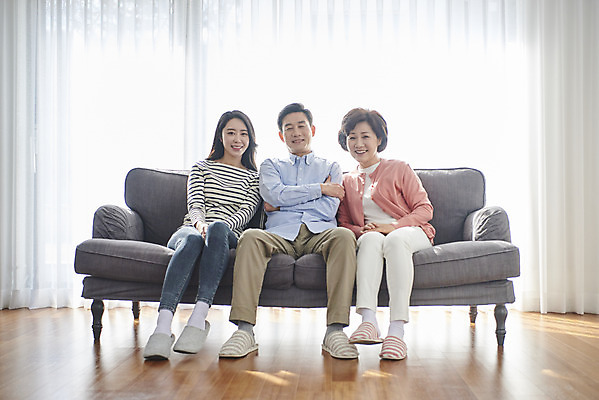 포토 JPG 전신 여자 남자 딸 행복 중년 50대 거실 가족 엄마 함께함 실내 미소 앉기 성인 앞모습 세명 30대 소파 화목 다정 한국인 자녀 아빠 국내포토 감정 뷰포인트 컨셉 의자 관계 모션 표정 사람 동양인 내부 장년 파일형식