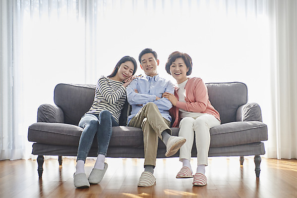 포토 JPG 전신 여자 남자 딸 행복 중년 50대 거실 가족 엄마 함께함 실내 미소 앉기 성인 앞모습 세명 30대 소파 기댐 화목 다정 한국인 자녀 아빠 국내포토 감정 뷰포인트 컨셉 의자 관계 모션 표정 사람 동양인 내부 장년 파일형식