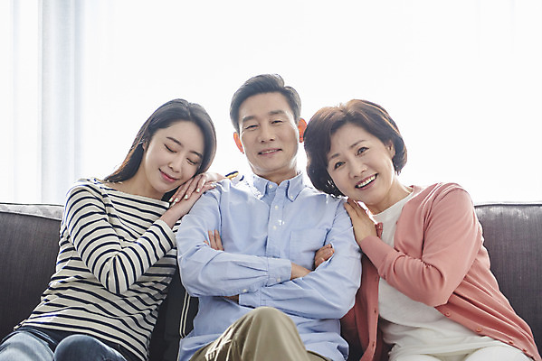 포토 JPG 여자 남자 행복 중년 50대 거실 가족 엄마 함께함 실내 미소 앉기 상반신 성인 앞모습 세명 30대 소파 기댐 화목 다정 한국인 자녀 아빠 국내포토 감정 뷰포인트 컨셉 의자 관계 모션 표정 사람 동양인 내부 장년 파일형식