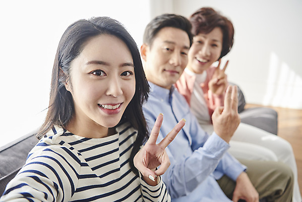 포토 JPG 여자 남자 중년 50대 거실 가족 엄마 함께함 실내 미소 앉기 상반신 성인 옆모습 세명 30대 소파 화목 다정 한국인 아빠 셀프카메라 브이 국내포토 뷰포인트 컨셉 의자 관계 모션 표정 사람 동양인 손짓 내부 장년 사진촬영 파일형식