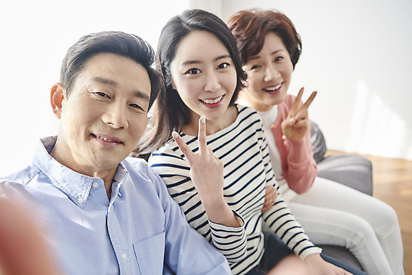 포토 JPG 여자 남자 중년 50대 거실 가족 엄마 함께함 실내 미소 앉기 상반신 성인 옆모습 세명 30대 소파 화목 다정 한국인 아빠 셀프카메라 브이 국내포토 뷰포인트 컨셉 의자 관계 모션 표정 사람 동양인 손짓 내부 장년 사진촬영 파일형식