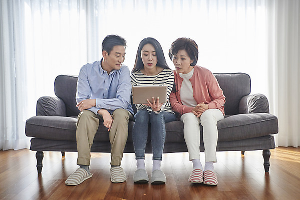 포토 JPG 전신 응시 여자 남자 딸 중년 50대 거실 가족 엄마 함께함 실내 들기 앉기 성인 앞모습 세명 30대 쇼핑 소파 태블릿 화목 다정 놀람 한국인 아빠 국내포토 시선 감정 뷰포인트 컨셉 의자 관계 모션 표정 사람 동양인 내부 장년 전자제품 스마트기기 파일형식