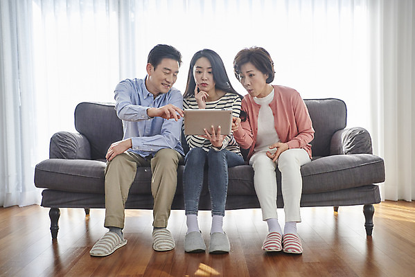 포토 JPG 전신 응시 여자 남자 딸 중년 50대 거실 가족 엄마 함께함 실내 들기 앉기 성인 앞모습 세명 30대 쇼핑 소파 태블릿 화목 다정 놀람 한국인 가리킴 아빠 국내포토 시선 감정 뷰포인트 컨셉 의자 관계 모션 표정 사람 동양인 손짓 내부 장년 전자제품 스마트기기 파일형식