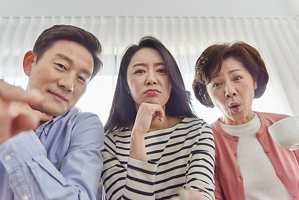 포토 JPG 응시 여자 남자 커피 로우앵글 중년 50대 거실 가족 엄마 함께함 실내 앉기 상반신 성인 앞모습 세명 30대 소파 화목 다정 터치 한국인 자녀 가리킴 아빠 누름 국내포토 시선 음료 뷰포인트 컨셉 의자 관계 모션 사람 동양인 손짓 내부 장년 파일형식