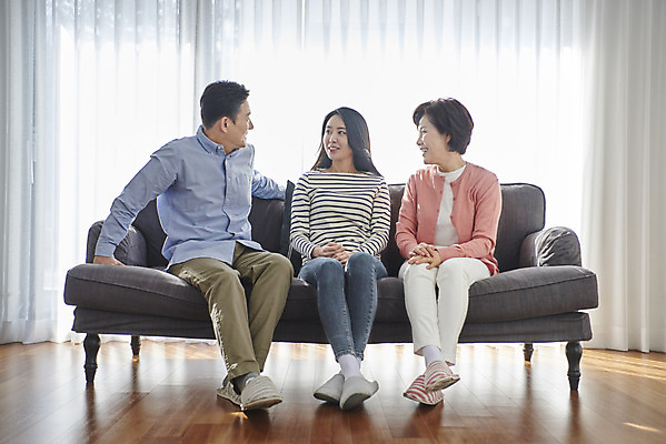 포토 JPG 전신 여자 남자 딸 행복 중년 50대 거실 가족 엄마 함께함 실내 대화 미소 앉기 성인 앞모습 세명 30대 소파 화목 다정 한국인 자녀 아빠 국내포토 감정 뷰포인트 컨셉 의자 관계 모션 표정 말하기 사람 동양인 내부 장년 파일형식