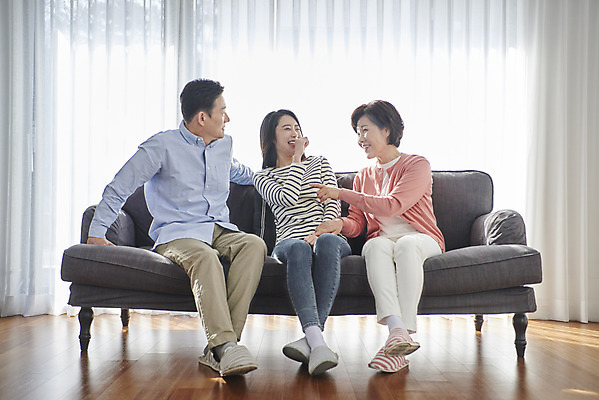 포토 JPG 전신 여자 남자 딸 행복 중년 50대 거실 가족 엄마 함께함 실내 미소 웃음 앉기 성인 앞모습 세명 30대 소파 화목 다정 한국인 자녀 아빠 즐거움 국내포토 감정 뷰포인트 컨셉 의자 관계 모션 표정 사람 동양인 내부 장년 파일형식