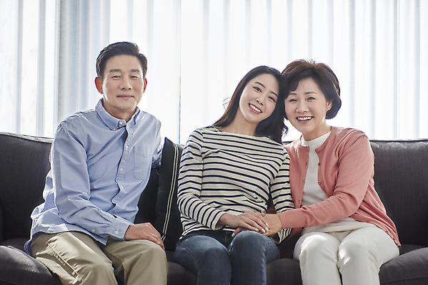 포토 JPG 여자 남자 행복 중년 50대 거실 가족 엄마 함께함 실내 미소 앉기 상반신 성인 앞모습 세명 30대 소파 기댐 화목 다정 한국인 자녀 아빠 국내포토 감정 뷰포인트 컨셉 의자 관계 모션 표정 사람 동양인 내부 장년 파일형식