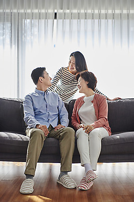 포토 JPG 전신 여자 남자 딸 행복 중년 50대 거실 가족 엄마 함께함 실내 서기 미소 앉기 성인 앞모습 세명 30대 소파 화목 다정 한국인 자녀 아빠 국내포토 감정 뷰포인트 컨셉 의자 관계 모션 표정 사람 동양인 내부 장년 파일형식