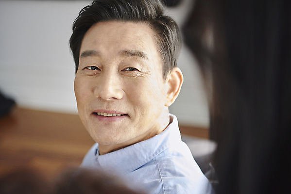 포토 JPG 여자 남자 딸 행복 중년 50대 거실 가족 함께함 실내 미소 앉기 근접촬영 상반신 성인 두명 옆모습 아웃포커스 30대 소파 화목 한국인 자녀 아빠 부녀 국내포토 감정 뷰포인트 컨셉 의자 관계 모션 촬영기법 표정 사람 동양인 내부 장년 파일형식