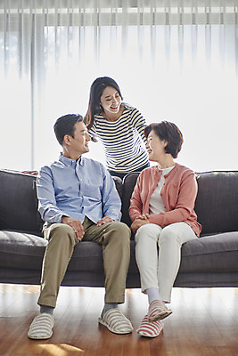 포토 JPG 전신 여자 남자 딸 행복 중년 50대 거실 가족 엄마 함께함 실내 서기 미소 앉기 성인 앞모습 세명 30대 소파 화목 다정 한국인 아빠 국내포토 감정 뷰포인트 컨셉 의자 관계 모션 표정 사람 동양인 내부 장년 파일형식