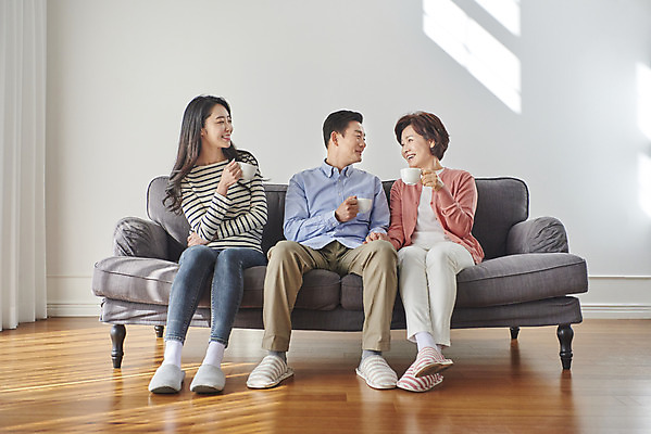 포토 JPG 전신 여자 남자 딸 행복 여유 커피 중년 50대 거실 가족 엄마 티타임 함께함 실내 미소 앉기 성인 앞모습 세명 30대 소파 화목 다정 한국인 마시기 아빠 국내포토 감정 음료 뷰포인트 컨셉 의자 관계 모션 휴식 표정 사람 동양인 내부 장년 파일형식