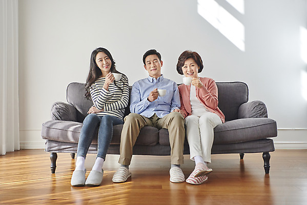 포토 JPG 전신 여자 남자 딸 행복 여유 커피 중년 50대 거실 가족 엄마 티타임 함께함 실내 미소 앉기 성인 앞모습 세명 30대 소파 화목 다정 한국인 마시기 아빠 국내포토 감정 음료 뷰포인트 컨셉 의자 관계 모션 휴식 표정 사람 동양인 내부 장년 파일형식
