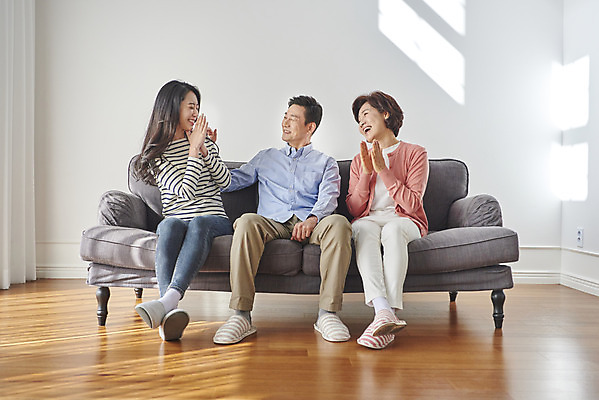 포토 JPG 전신 여자 남자 딸 중년 50대 거실 가족 엄마 함께함 실내 앉기 성인 앞모습 세명 30대 소파 화목 다정 한국인 아빠 박수 칭찬 국내포토 뷰포인트 컨셉 의자 관계 모션 사람 동양인 손짓 내부 장년 파일형식