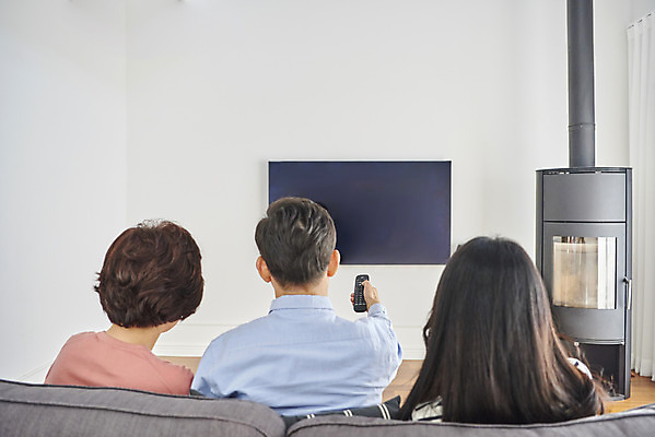 포토 JPG 응시 여자 남자 여유 중년 50대 거실 가족 엄마 함께함 실내 앉기 상반신 성인 취미 뒷모습 세명 30대 소파 텔레비전 화목 다정 한국인 자녀 아빠 리모컨 국내포토 시선 감정 뷰포인트 컨셉 의자 관계 모션 사람 동양인 내부 장년 전자제품 파일형식