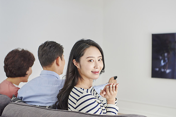 포토 JPG 응시 여자 남자 여유 중년 50대 거실 가족 엄마 함께함 실내 미소 앉기 상반신 성인 취미 뒷모습 세명 30대 소파 텔레비전 화목 다정 한국인 자녀 뒤돌아보기 아빠 국내포토 시선 감정 뷰포인트 컨셉 의자 관계 모션 표정 사람 동양인 내부 장년 전자제품 파일형식