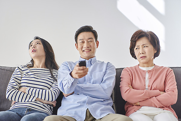 포토 JPG 응시 여자 남자 중년 50대 거실 가족 엄마 실내 앉기 상반신 성인 앞모습 세명 30대 소파 텔레비전 한국인 짜증 자녀 아빠 리모컨 티비시청 답답함 국내포토 시선 감정 뷰포인트 의자 관계 모션 사람 동양인 내부 장년 전자제품 감각 시청_보고들음 파일형식