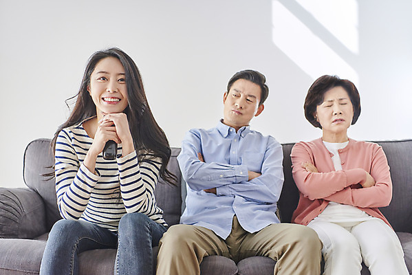 포토 JPG 응시 여자 남자 중년 50대 거실 가족 엄마 실내 미소 앉기 상반신 성인 앞모습 세명 30대 소파 텔레비전 한국인 짜증 자녀 아빠 리모컨 티비시청 답답함 국내포토 시선 감정 뷰포인트 의자 관계 모션 표정 사람 동양인 내부 장년 전자제품 감각 시청_보고들음 파일형식