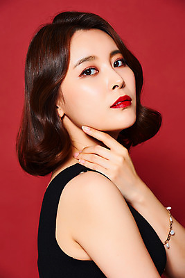 포토 JPG 스튜디오촬영 드레스 여자 실내 관리 한명 서기 상반신 20대 성인 옆모습 뷰티 섹시 한국인 우아함 빨간배경 의료성형뷰티 성인여자한명만 국내포토 1 옷 뷰포인트 백그라운드 컨셉 모션 사람 동양인 청년 내부 빨간색 여자한명만 성인여자만 파일형식