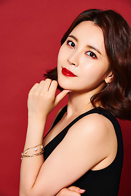 포토 JPG 스튜디오촬영 드레스 여자 실내 관리 한명 서기 상반신 20대 성인 옆모습 뷰티 섹시 한국인 우아함 빨간배경 의료성형뷰티 성인여자한명만 국내포토 1 옷 뷰포인트 백그라운드 컨셉 모션 사람 동양인 청년 내부 빨간색 여자한명만 성인여자만 파일형식