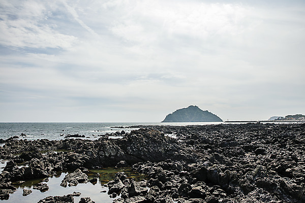 포토 JPG 주간 구름 바다 여행 하늘 한국 풍경 사람없음 야외 관광지 제주도 돌_바위 바위 국내여행 올레길 제주도여행 현무암 국내포토 자연요소 아시아 길 화산암 파일형식